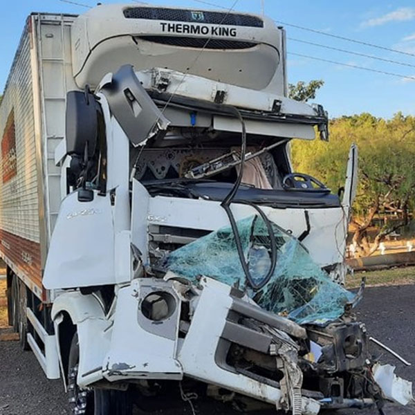 Motorista de caminhão frigorífico fica ferido após bater na traseira de carreta em Palmital