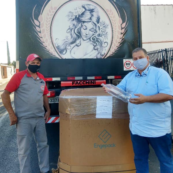 Casa Di Conti faz doação de garrafas pets para Santa Casa de Paraguaçu