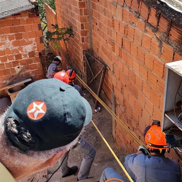Homem achado morto em penhasco de Marília caiu ao mexer em roupas no varal, diz bombeiros