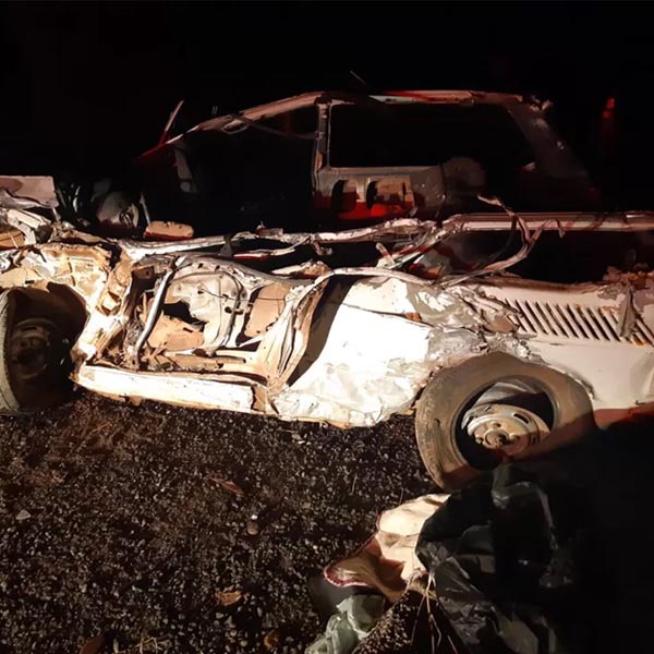 Batida frontal entre carro e caminhão mata idoso na BR-153 em Marília