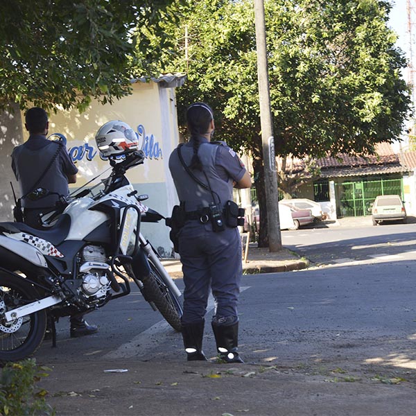 Homem é baleado por desconhecido na Vila Marim