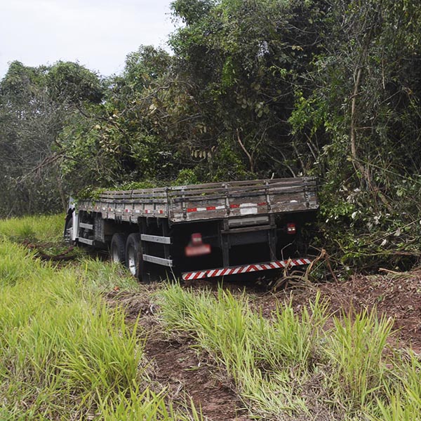 Caminhão sai da pista após motorista perder controle da direção na rodovia Paraguaçu/Lutécia