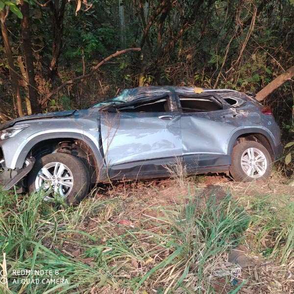 Motorista fica ferida e carro destruído após capotamento na vicinal Paraguaçu/Maracaí