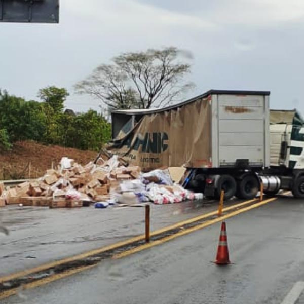 Carga de sabão em pó fica espalhada pela rodovia após acidente em Assis