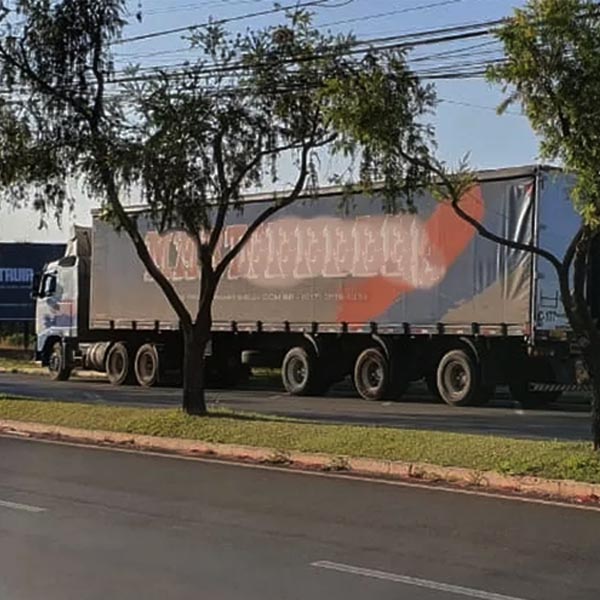 Criminosos rendem caminhoneiro e roubam parte da carga de leite em pó em Palmital