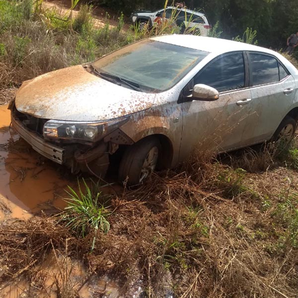 Veículo dublê é encontrado abandonado e atolado em canavial, em Paraguaçu