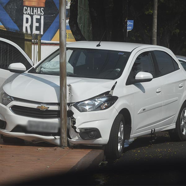 Carro colide contra poste após motorista perder o controle da direção