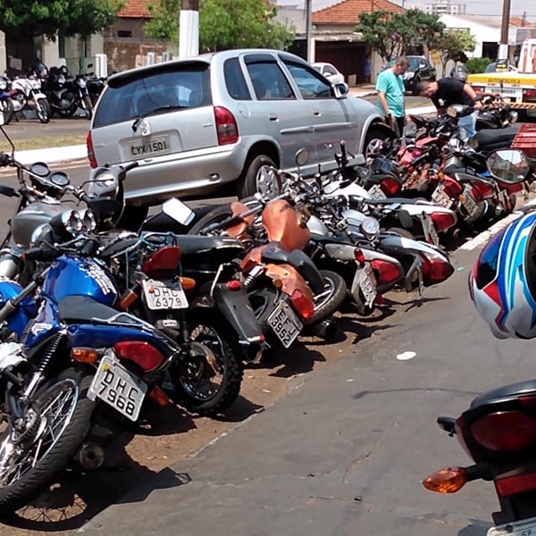 Motorista perde o controle e bate em 15 motos estacionados em Assis