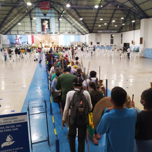 Mais de 50 fieis caminham por quatro dias durante a 6ª Peregrinação rumo a São Miguel Arcanjo