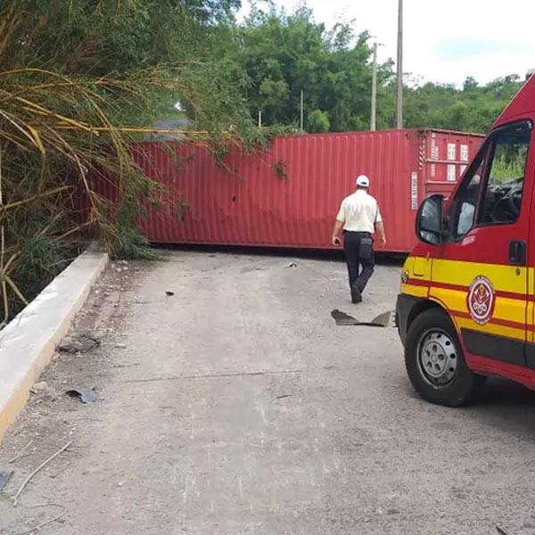 Acidente com caminhão interdita vicinal que liga Tupã a Quatá