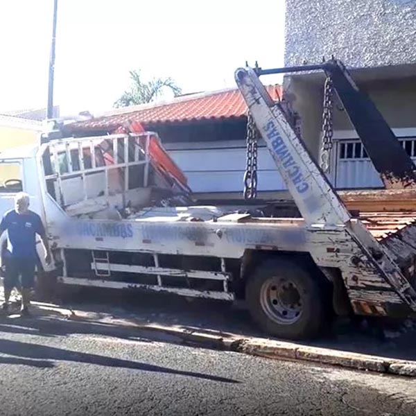 Caminhão atinge três casas após motorista sofrer convulsão em Assis