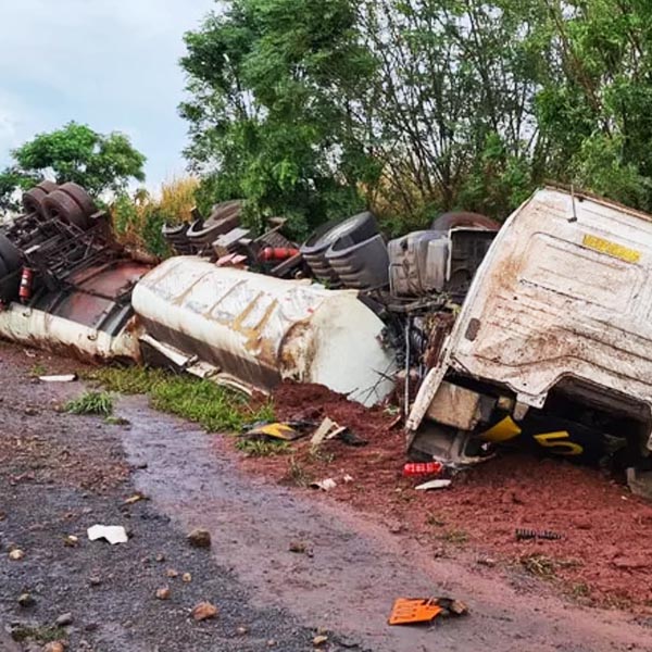 Caminhão carregado com cerca de 35 mil litros de óleo diesel bate em barranco e tomba em Rancharia