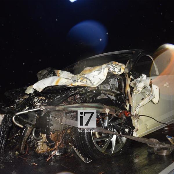Carro pega fogo após colidir contra traseira de caminhão na rodovia Paraguaçu/Assis