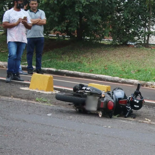 Mototaxista morre após bater contra caminhão em Ourinhos