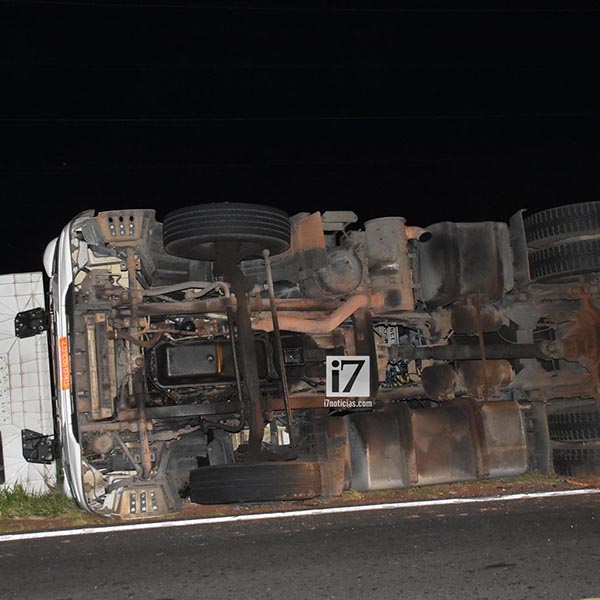 Carreta tomba em trevo de Paraguaçu Paulista