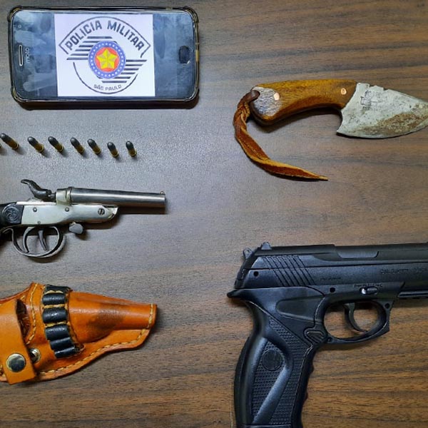 Briga entre homens acaba com apreensão de arma de fogo, simulacro e faca em Paraguaçu