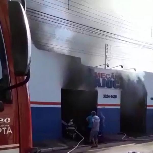 Oficina mecânica pega fogo e mobiliza bombeiros em Assis