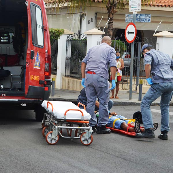 Motociclista é 'fechado' por caminhonete que desrespeitou sinal no centro de Paraguaçu