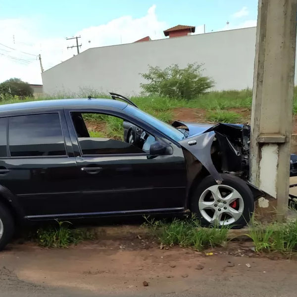 Carro com bebê bate em poste durante fuga e casal é flagrado com droga em Assis