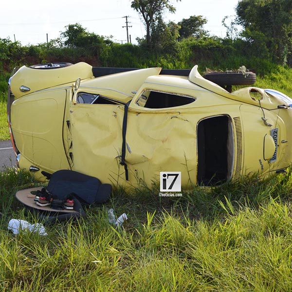 Três pessoas ficam feridas após Fusca capotar em rodovia de Paraguaçu Paulista