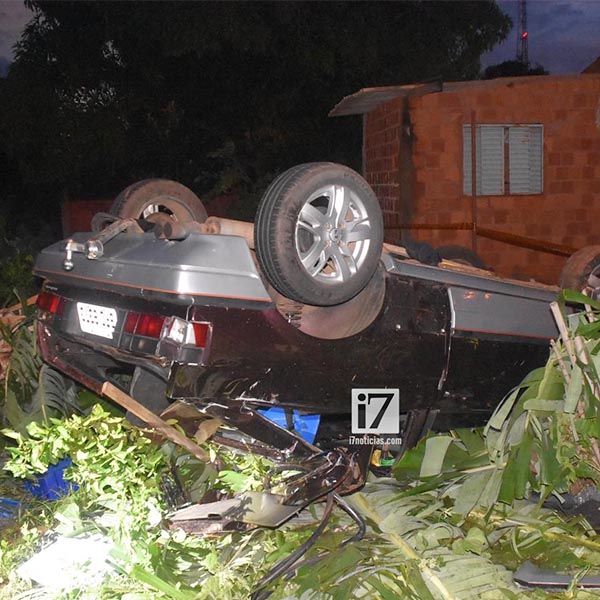 Carro capota e invade quintal de residência em Conceição