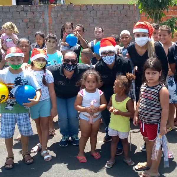 Polícia Civil entrega 1.500 kits para crianças em Assis