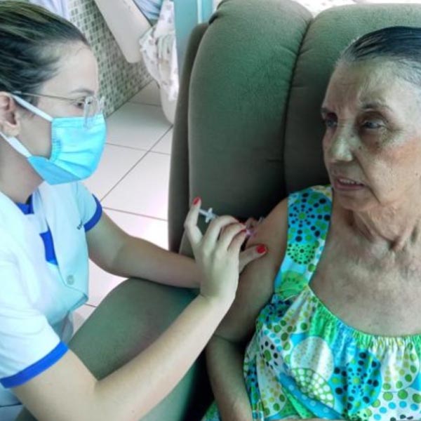 Mais de 60 idosos abrigados são vacinados contra a Covid-19 em Paraguaçu Paulista