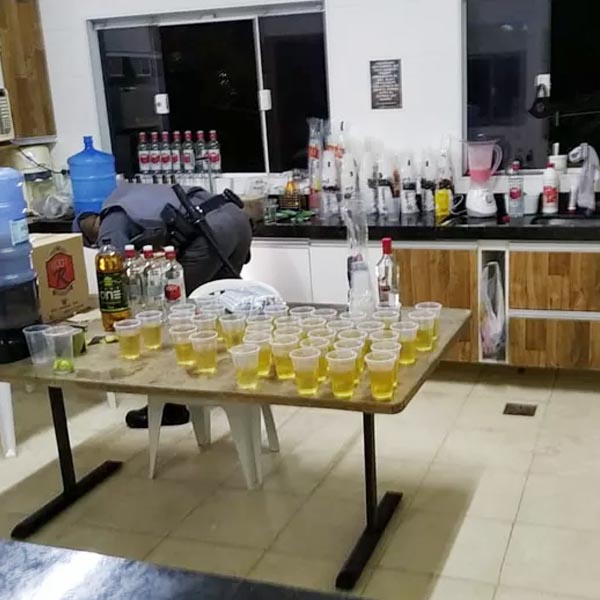 Balada com cerca de 200 pessoas é interditada em chácara de Marília