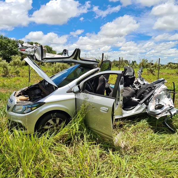 Motorista fica ferido após caminhão de gás bater na traseira de carro em vicinal de Tupã