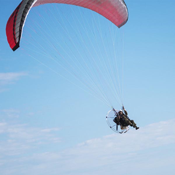 Piloto de paraglider faz pouso de emergência na zona rural de Assis