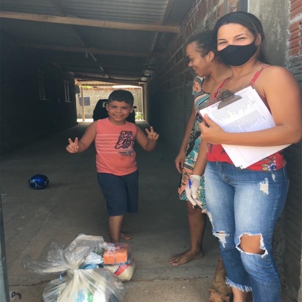CRAS de Quatá entrega kit de alimentos aos beneficiários do Programa Criança Feliz
