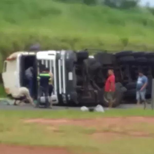 Caminhão tomba e espalha carga de óleo vegetal em rodovia de Paraguaçu Paulista