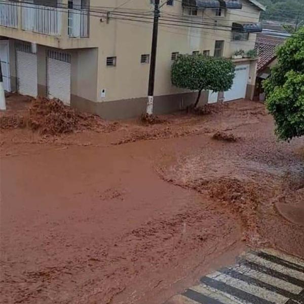 Chuva alaga ruas e estabelecimentos comerciais em Maracaí
