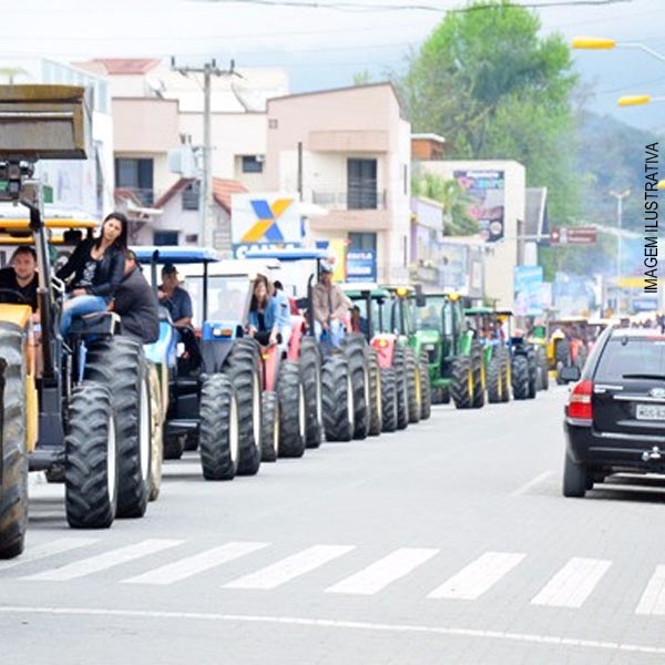 Produtores de Paraguaçu Paulista fazem 'tratoraço' contra aumento de impostos