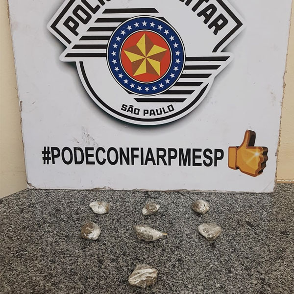 Menor é apreendido após ser flagrado com porções de maconha na quadra da Vila Gammon