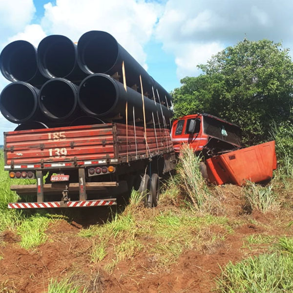 Carreta ocupada por família se envolve em acidente na rodovia Paraguaçu-Lutécia