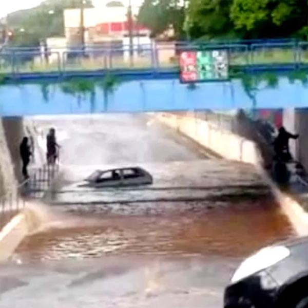 Chuva forte alaga ruas e arrasta veículos em Assis
