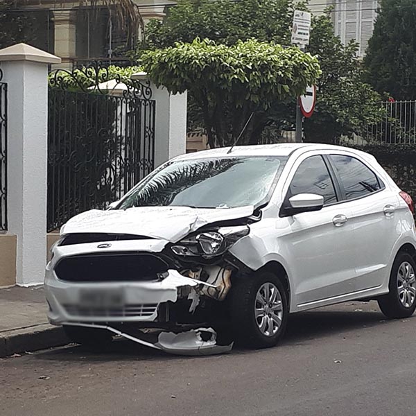 Mesmo com nova sinalização, acidente entre veículos é registrado em cruzamento no centro