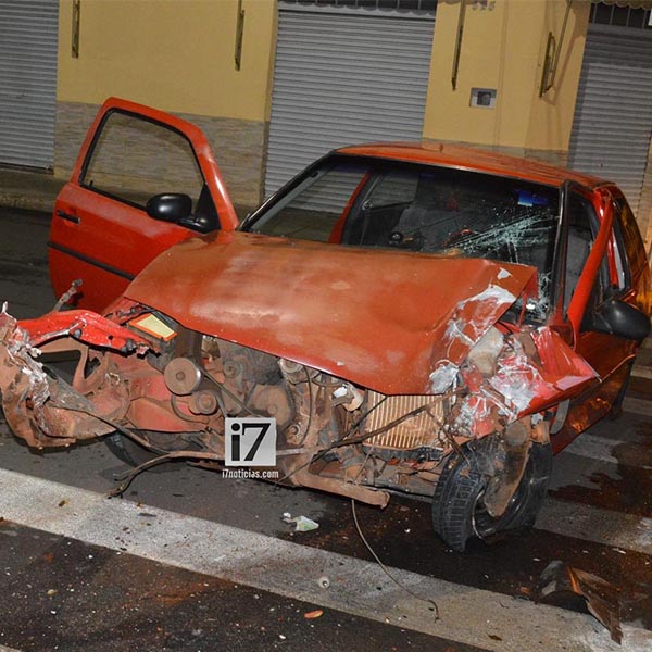 Veículo fica com a frente destruída após colidir contra poste no centro de Paraguaçu Paulista