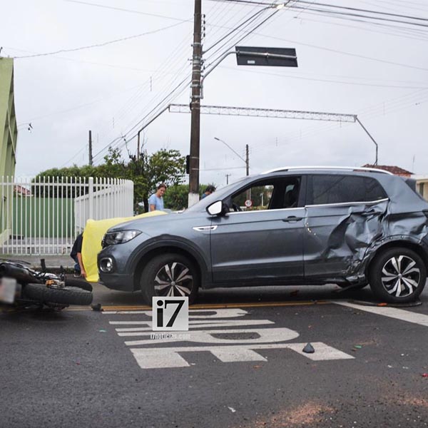 Carro e moto se envolvem em acidente em cruzamento no centro de Paraguaçu