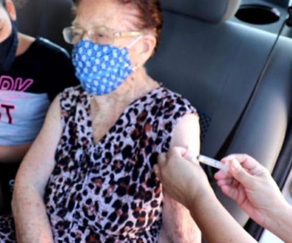 Vacina contra Covid-19 traz emoção a idosos e familiares em Paraguaçu