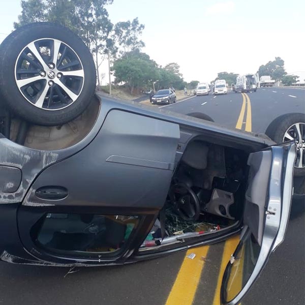 Sete pessoas ficam feridas em acidente na rodovia SP-294