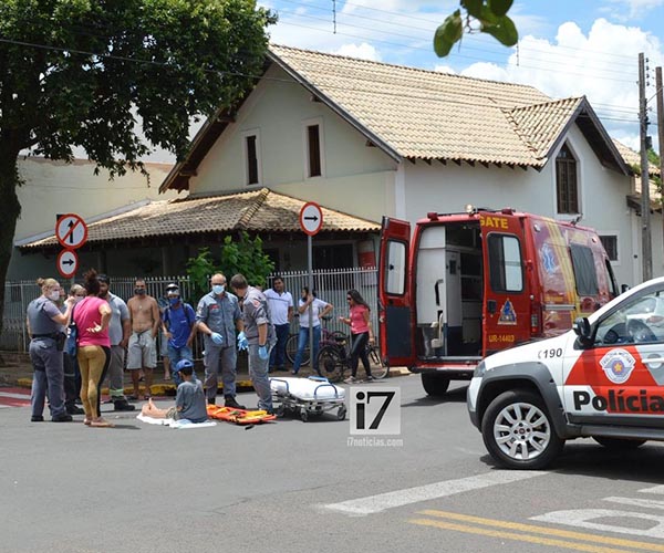 Em cruzamento perigoso no centro, bicicleta e carro se envolvem em acidente