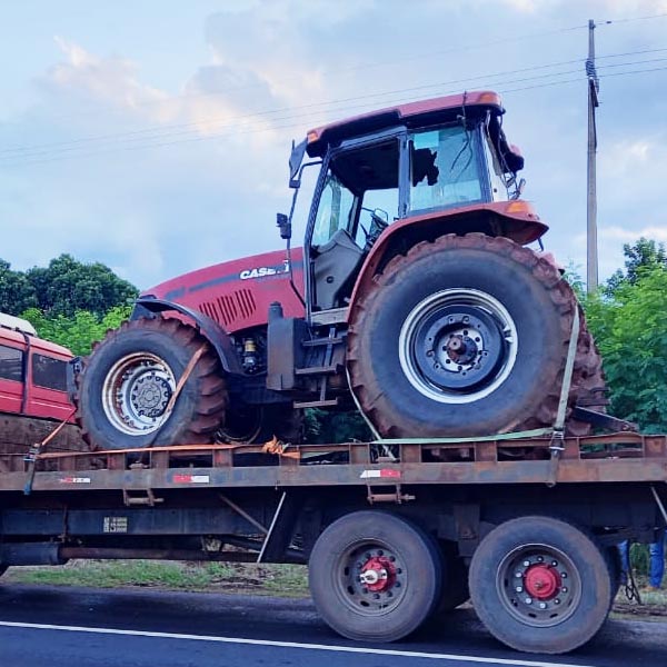 Trator furtado de empresa é encontrado sendo transportado por caminhão em rodovia de Paraguaçu