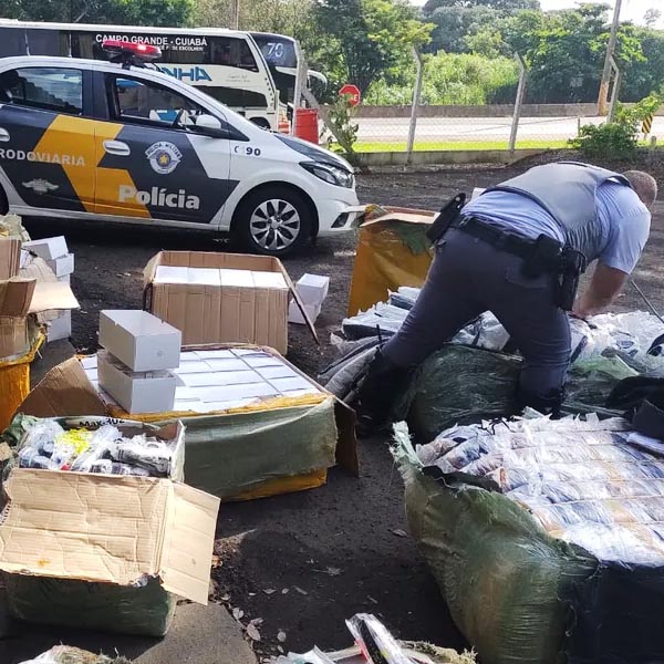 Polícia Rodoviária apreende milhares de produtos contrabandeados com passageiro de ônibus em Assis