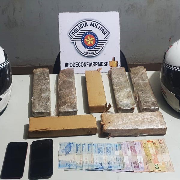 Dupla vai para a cadeia após ser flagrada com tijolos de maconha em Paraguaçu