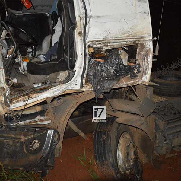 Carretas bitrem colidem e deixam motorista ferido em rodovia de Paraguaçu Paulista