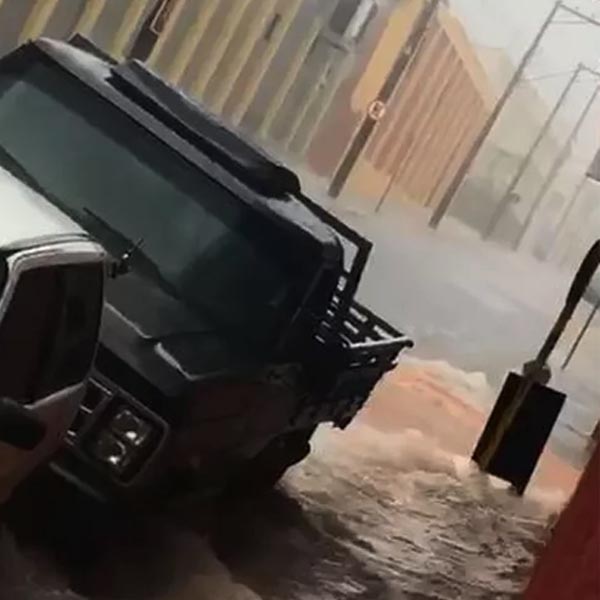 Veículos são arrastados por enxurrada durante chuva forte em Tupã