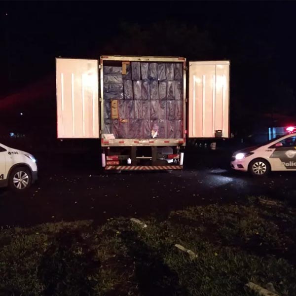 Polícia Rodoviária apreende em Assis cerca de 250 mil maços de cigarros sem nota fiscal em caminhão