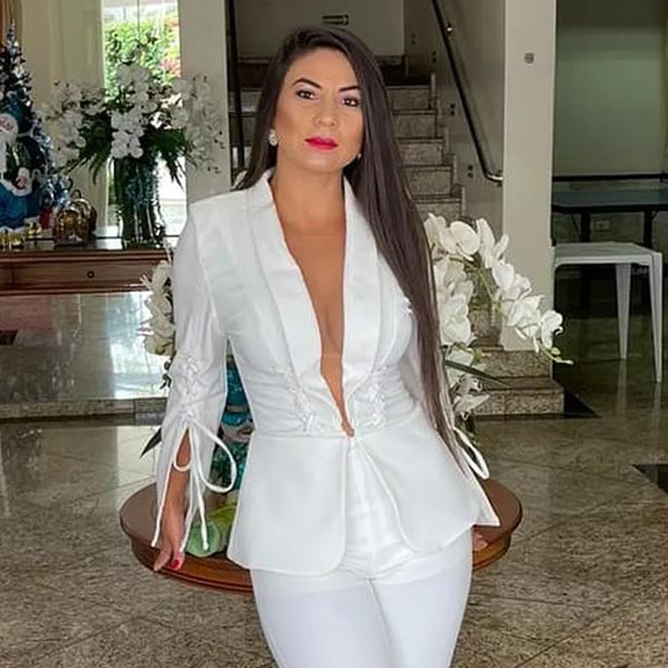 Vereadora supera críticas na internet por decote e defende espaço da mulher na política